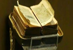 أصغر كتب في العالم.. متحف المخطوطات متناهية الصغر في أذربيجان يحتاج إلى عدسة مكبرة