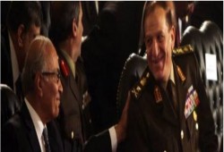 بعد اعتقال “عنان”.. مغردون: ديمقراطية العسكر دبابة ورصاص