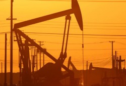 برنت يسجل 71 دولارا لأول مرة منذ 2014 مع خسائر الدولار