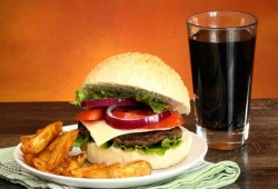 الوجبات السريعة تجعل الجهاز المناعي أكثر عدوانية ضد الجسم