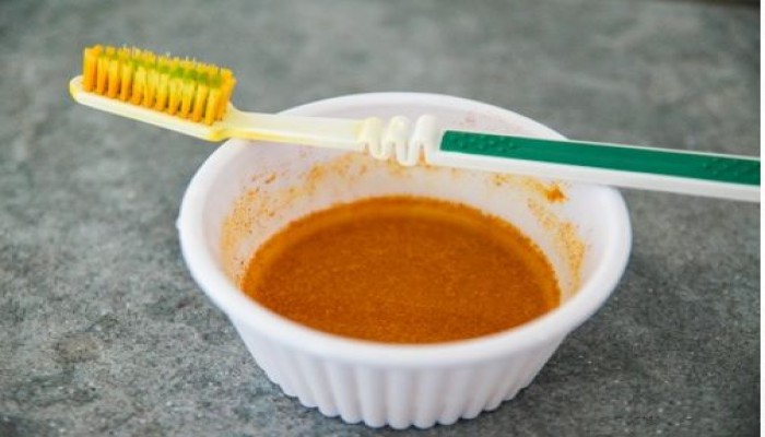وصفات سحرية بالكركم لتبيض الأسنان.. جربيهم بنفسك ستندهشي