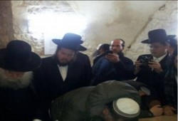 مئات المستوطنين يقتحمون "قبر يوسف" في نابلس