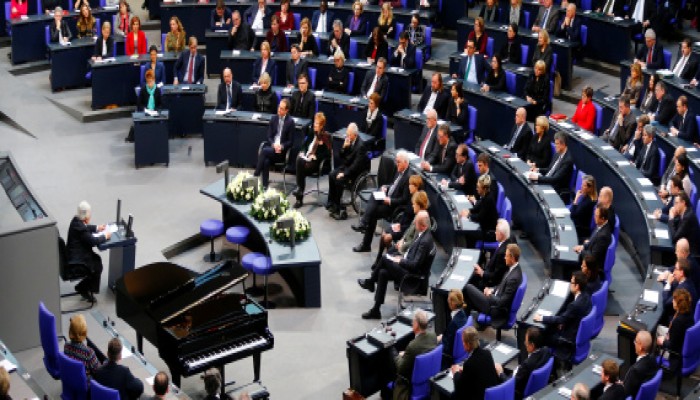 أغضب إسرائيل وأقلق أميركا.. مجلس الشيوخ البولندي يقر قانوناً ينكر المحرقة