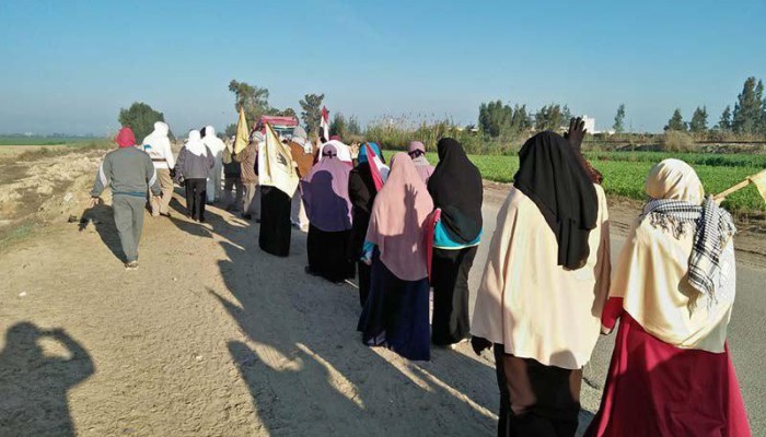 سلسلة بشرية تتحول لمسيرة لإحياء ذكري موقعة الجمل بالنوبارية