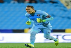 الحضري يتفوق على حراس الدوري السعودي