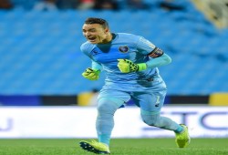 الحضري يتفوق على حراس الدوري السعودي