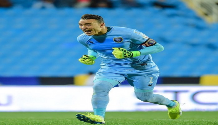 الحضري يتفوق على حراس الدوري السعودي