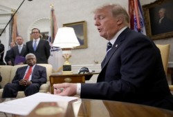 ترامب يرفع السرية عن مذكرة تنتقد "FBI" واستقالات متوقعة