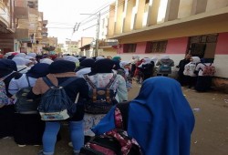 طالبات مدرسة في دمياط يرفضن دخول الفصول خوفا من انهيار المبنى
