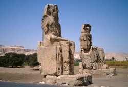 اكتشاف مقبرة تعود لـ4400 عام في هضبة الأهرامات