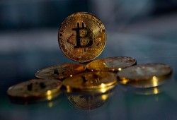 "بيتكوين" تسجل أسوأ أداء وتخسر 30 بالمئة من قيمتها