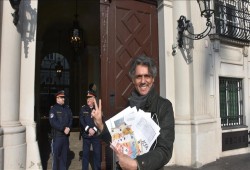 رجل أعمال فرنسي من أصل جزائري يدفع غرامات المنقبات في النمسا