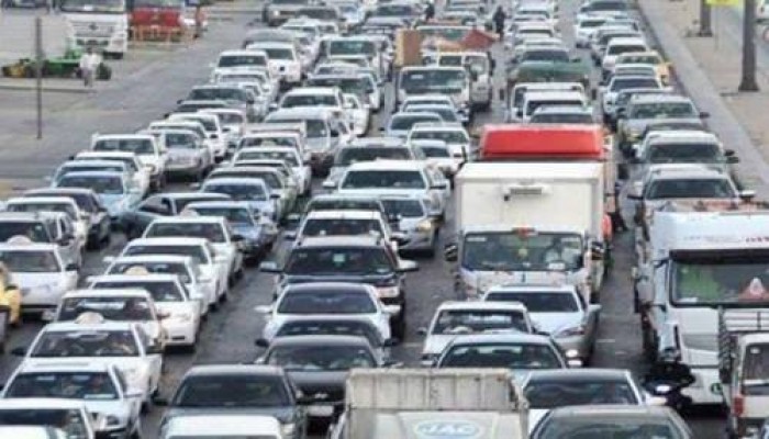 كثافات مرورية بـ «الأوتوستراد» بسبب انقلاب سيارة نقل