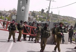 استشهاد شاب فلسطيني بالخليل بعد طعنه جنديا إسرائيليا