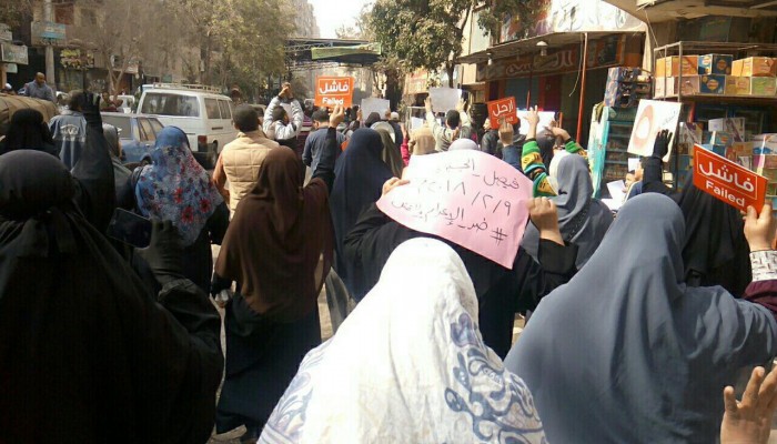 ثوار فيصل يهتفون "بسم الله المعبود مش هنسيب الظلم يسود"