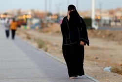 "انقلاب".. كبار العلماء بالسعودية: المرأة ليست ملزمة بارتداء العباءة وإنما بستر نفسها