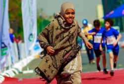 قصة "بائعة المناديل".. فازت بسباق ماراثون وهي حافية القدمين