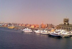 إغلاق ميناء الغردقة البحرى أمام الحركة الملاحية لسوء الأحوال الجوية