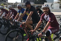 أمير قطر ووالداه يشاركون باليوم الرياضي بالدوحة