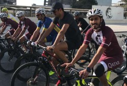 أمير قطر ووالداه يشاركون باليوم الرياضي بالدوحة