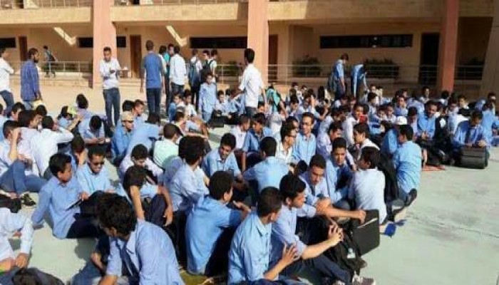 اعتصام طلاب مدرسة العلوم للمتفوقين في برج العرب