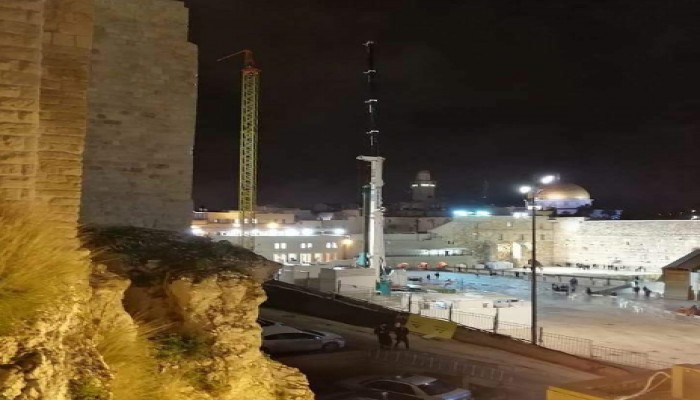 الاحتلال ينصب رافعة بناء ضخمة في ساحة البراق غربي الأقصى