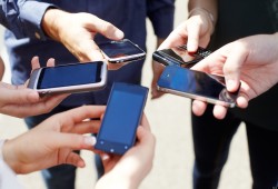 الإدمان على الأجهزة الإلكترونية الذكية يؤثر على الإنتاجية