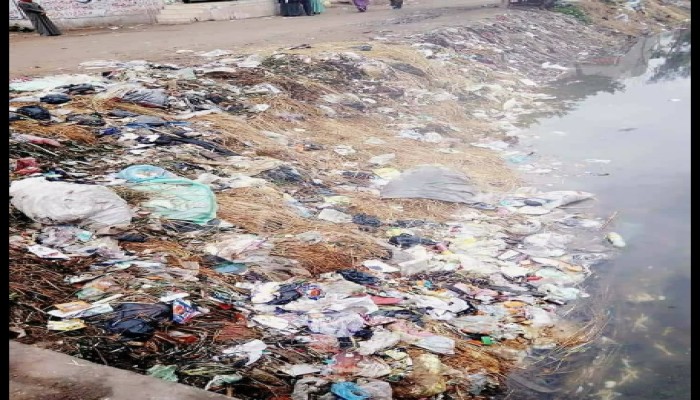 مجري مائي يتحول الي مقلب قمامة بالمحلة الكبري