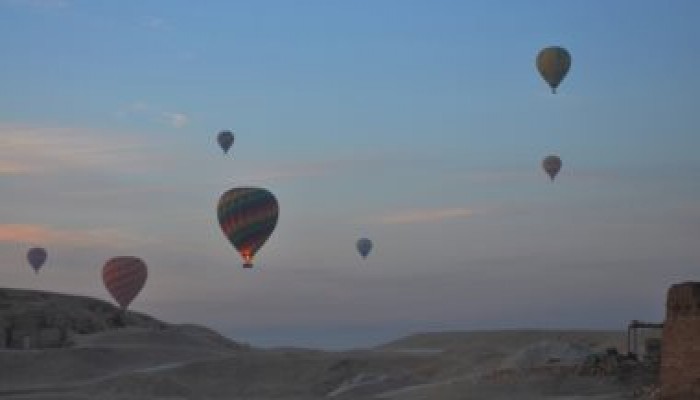 إلغاء رحلات البالون الطائر بالأقصر اليوم لسوء حالة الطقس