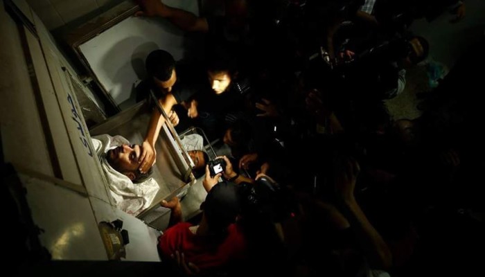 انتشال جثماني شهيدين ارتقيا بقصف صهيوني الليلة شرق رفح