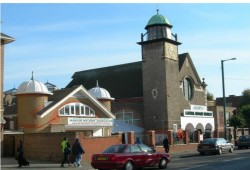 تيريزا ماي ترتدي الحجاب وتشارك في فعالية "زُر مسجدي"