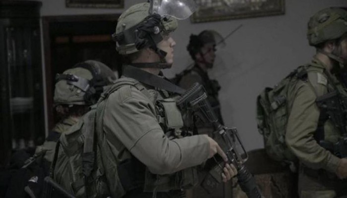 مداهمات واعتقال 17 مواطنا بأنحاء الضفة والقدس