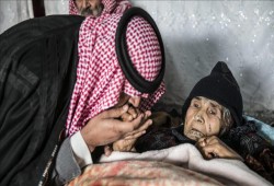 سوري يحمل أمه على ظهره 12 كلم هربًا من القصف