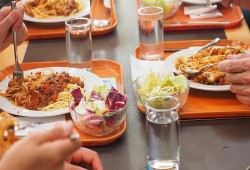 7 أطعمة تسبب ظهور مشكلة حب الشباب (تقرير)