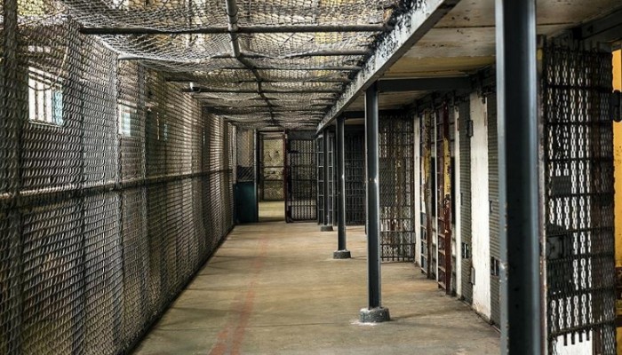 إدارة السجون الصهيونية تقرر تقليص كميات الطعام للمعتقلين