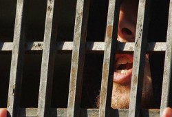 أسير فلسطيني من حماس يطعن سجانه في معتقل "اهلي كيدار"