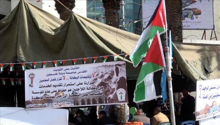 158 معلما فلسطينيا على قارعة الطريق بعد فصلهم من مدارس "أونروا"