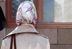 هولندا.. مجهولان يضربان فتاة لرفضها خلع الحجاب