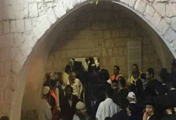 مئات المستوطنين يقتحمون قبر يوسف بنابلس واندلاع مواجهات