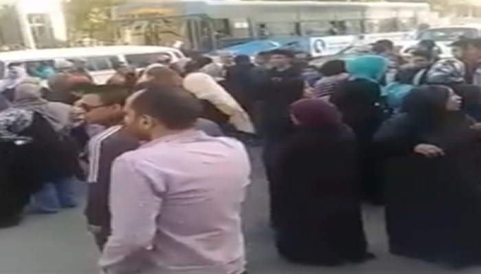 الأهالي يقطعون شارع الهرم احتجاجًا على مصرع معلمة