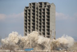 في تركيا.. مبنى من 13 طابقا يصمد أمام تفجيرين بالديناميت