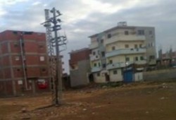 أسلاك الكهرباء تهدد سكان قرية بالشرقية .. والأهالي: "حياتنا في خطر"