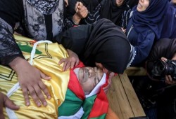 تشييع جثمان مزارع فلسطيني استشهد متأثرا بإصابته على حدود غزة