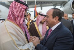 السيسي يستقبل ابن ولي نعمته "محمد بن سلمان" بالقبلات والأحضان