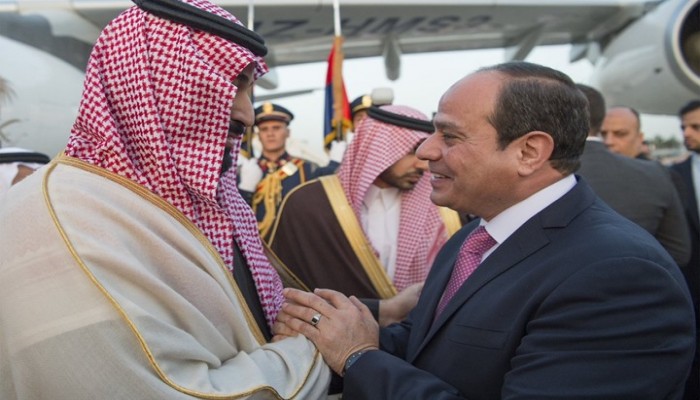 السيسي يستقبل ابن ولي نعمته "محمد بن سلمان" بالقبلات والأحضان