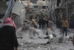 رغم مرور أسبوع.. أب يبحث عن جثة ابنه بين أنقاض الغوطة