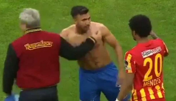 مدرب "قيصري سبور" عما فعله مع "تريزيجيه": اعتدت طلب قمصان الأفضل