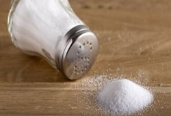 زيادة كميات الملح في الأطعمة يسبب ارتفاع ضغط الدم