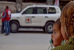 قافلة المساعدات الأممية تضطر للخروج من الغوطة دون إفراغ كامل حمولتها