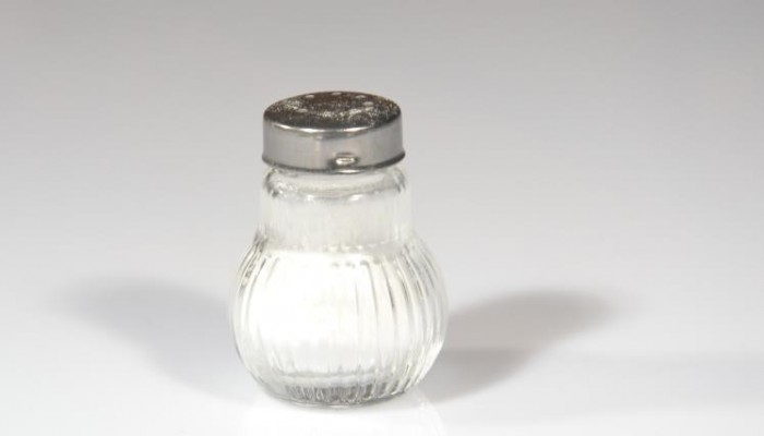 زيادة الملح في الطعام ترتبط بارتفاع ضغط الدم